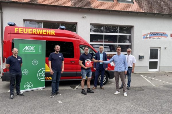 Die Übergabe des Defibrillators aus der Mainlike Aktion bei der Feuerwehr in Donnersdorf. Von links: Michael Solf (stv. Kommandant), Matthias Krüger (Kommandant), Jan Barthel (Jugendwart), AOK Direktor Frank Dünisch, Jakob Frank von SträtzFN Medizintechnik und der Donnersdorfer Bürgermeister Klaus Schenk. ©mainlike.de