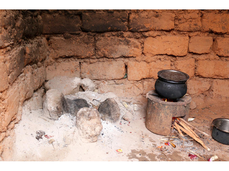 Holz einsparen und CO2-Emissionen reduzieren mit dem effizienten Kochherd (rechts) in Ruanda.