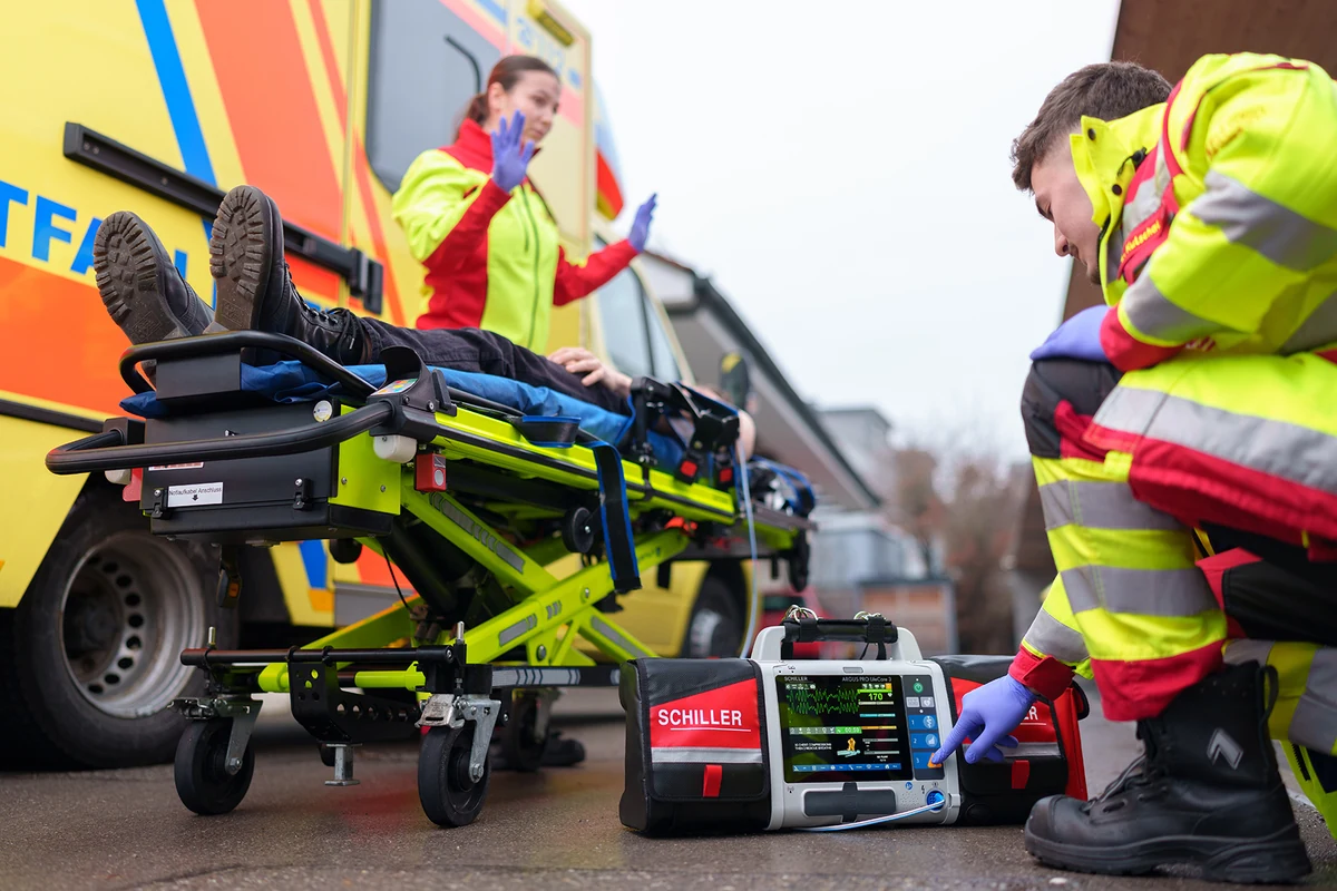 Rettungsdienst mit SCHILLER Monitor-Defibrillator im Einsatz